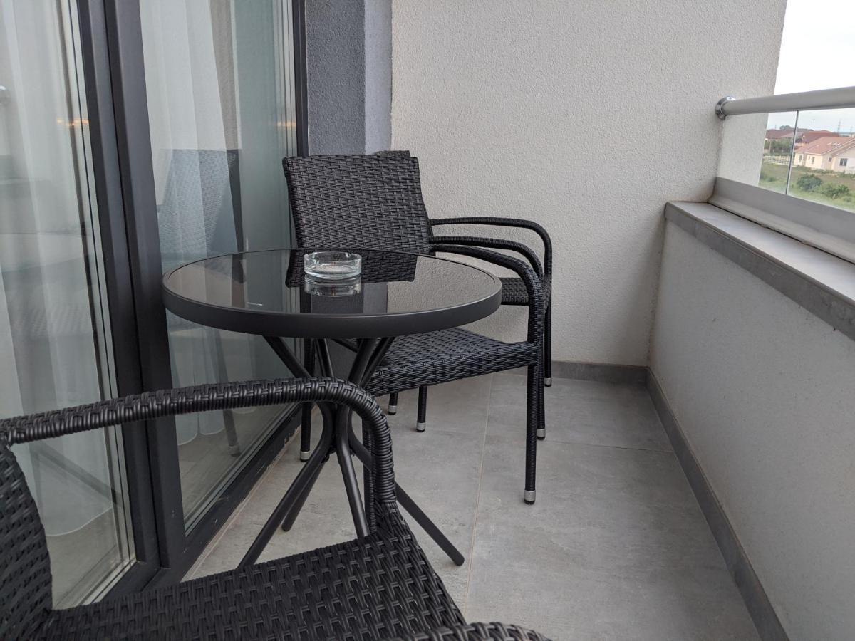 Alina'S Deluxe Apartment And Free Private Parking Dumbravita  Exterior photo